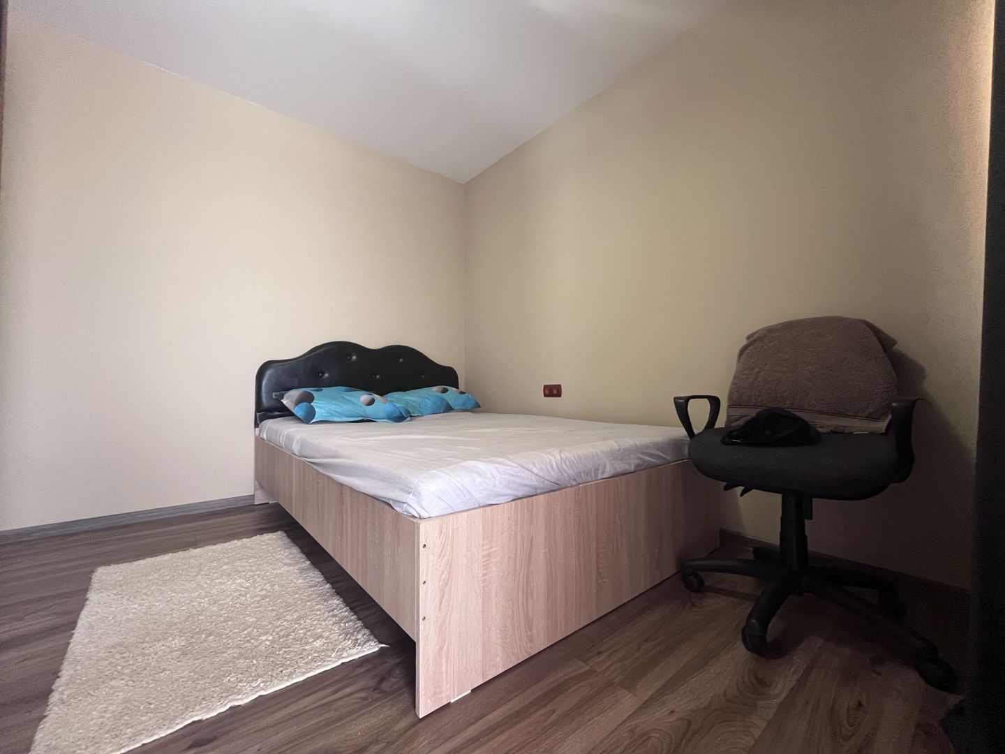 Casa de vânzare în Vulcana Pandele, la o distanță mica de oraș! - Poză 16