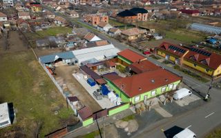 Casa cu potential multiplu in Curtici - Poză 2