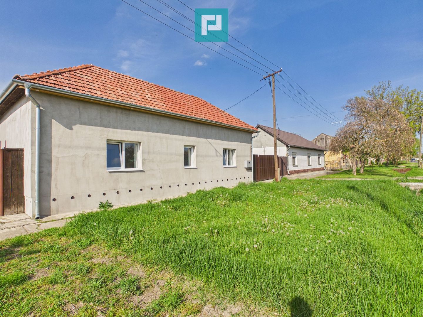 Casă renovată 4 camere si 1452 mp teren în Bătania - Poză 1