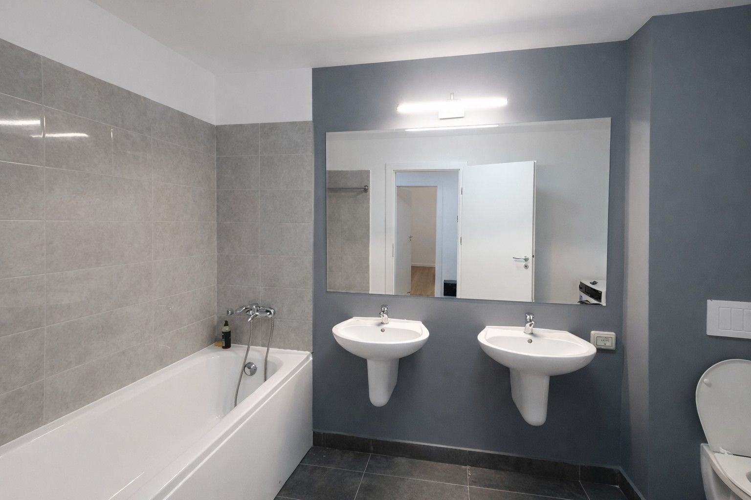 Apartament 3 camere, prima închiriere, la 25 minute de de Gara de Nord - Poză 4