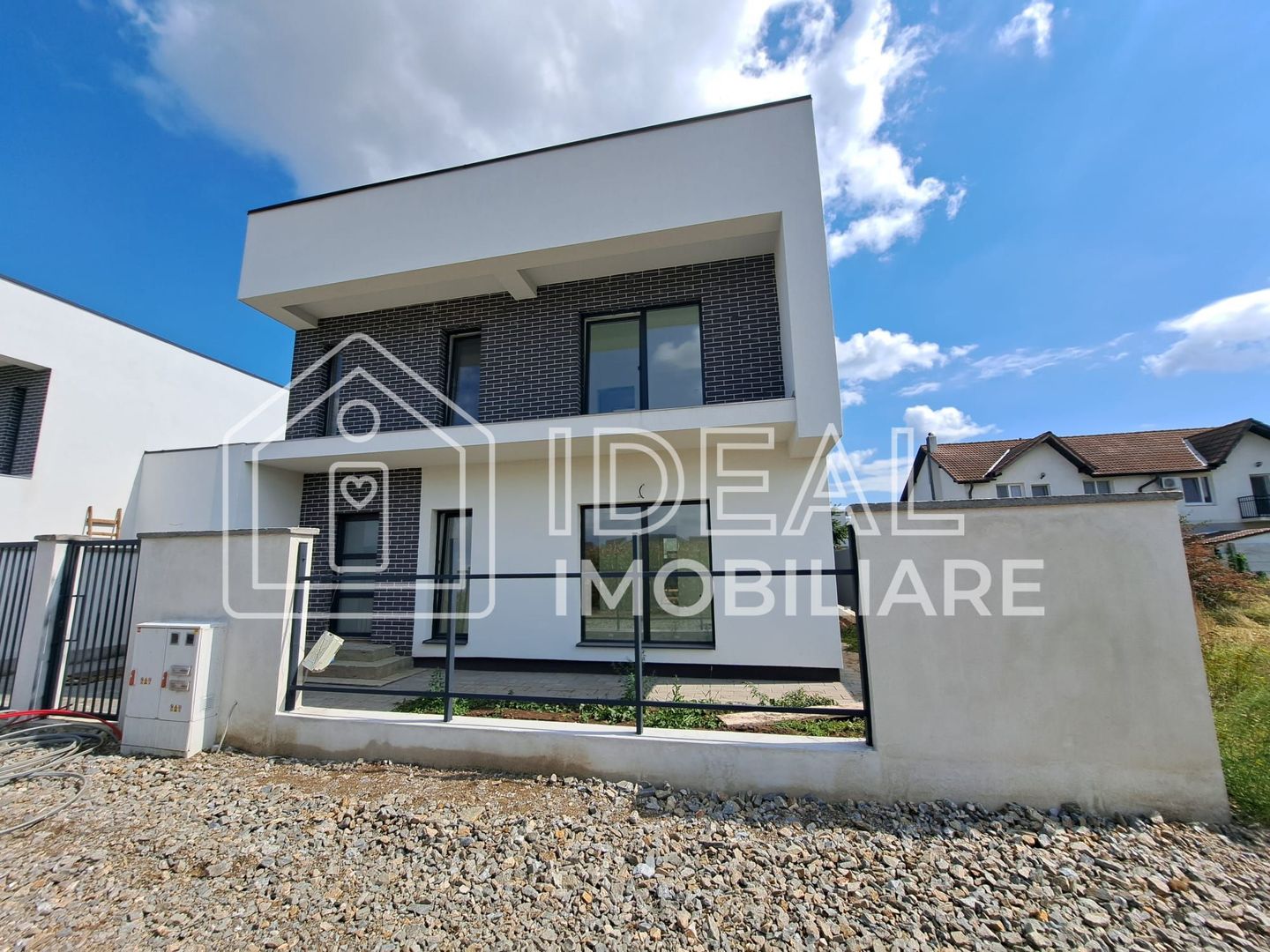 Casa Moderna cu 4 camere si garaj, in zona Trifoiului - Poză 1