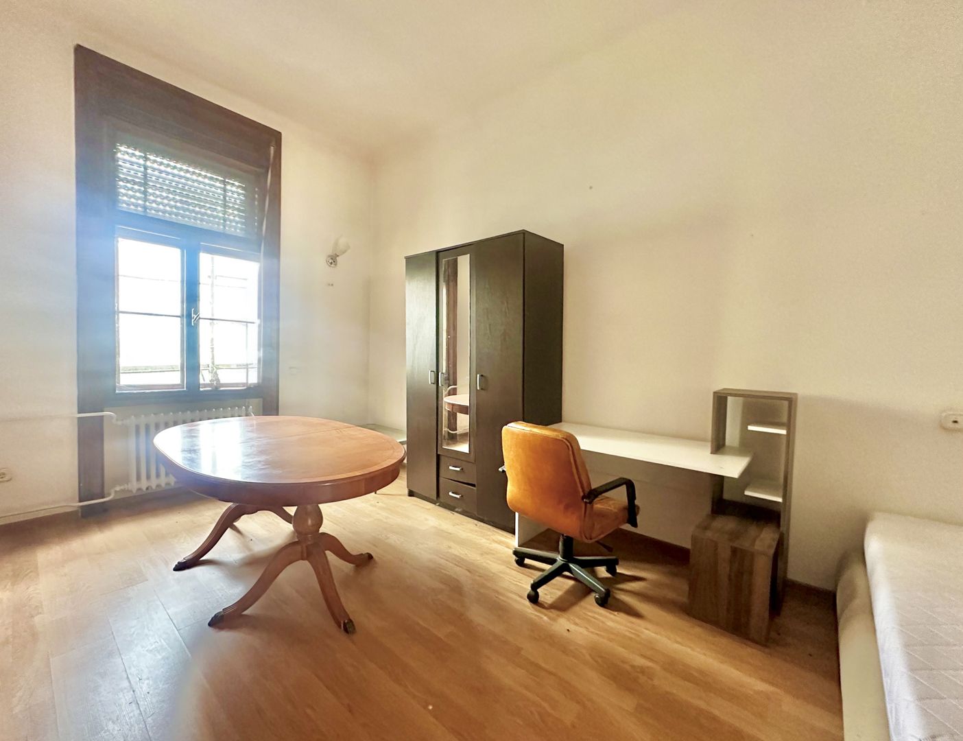 Apartament cu 3 camere de închiriat în Piața Victoriei - Poză 13
