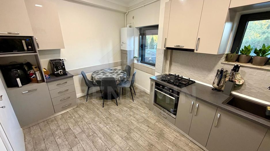 Apartament decomandat deosebit 3 camere 2 bai bloc 2020 cu parcare - Poză 6