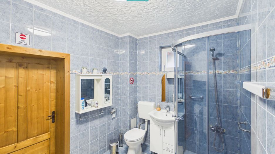 Casă renovată cu curte mare de închiriat în Rontău - Poză 8