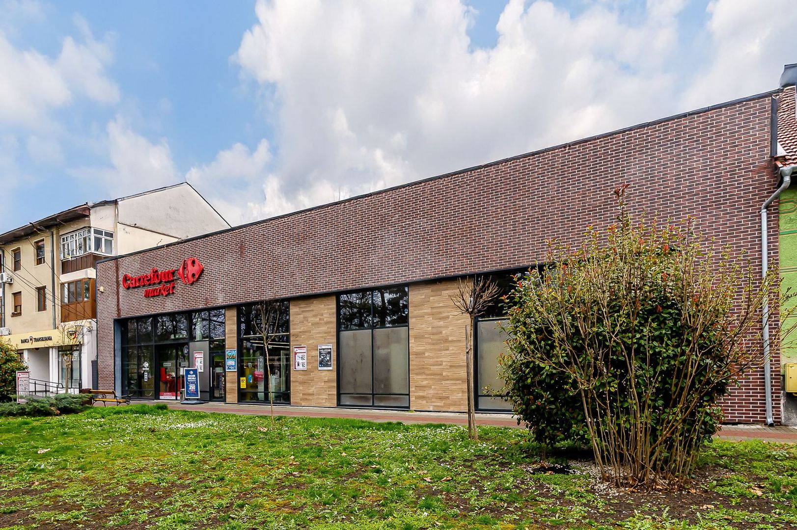 Spatiu comercial de vanzare cu chirias Carrefour Market Arad - Poză 1