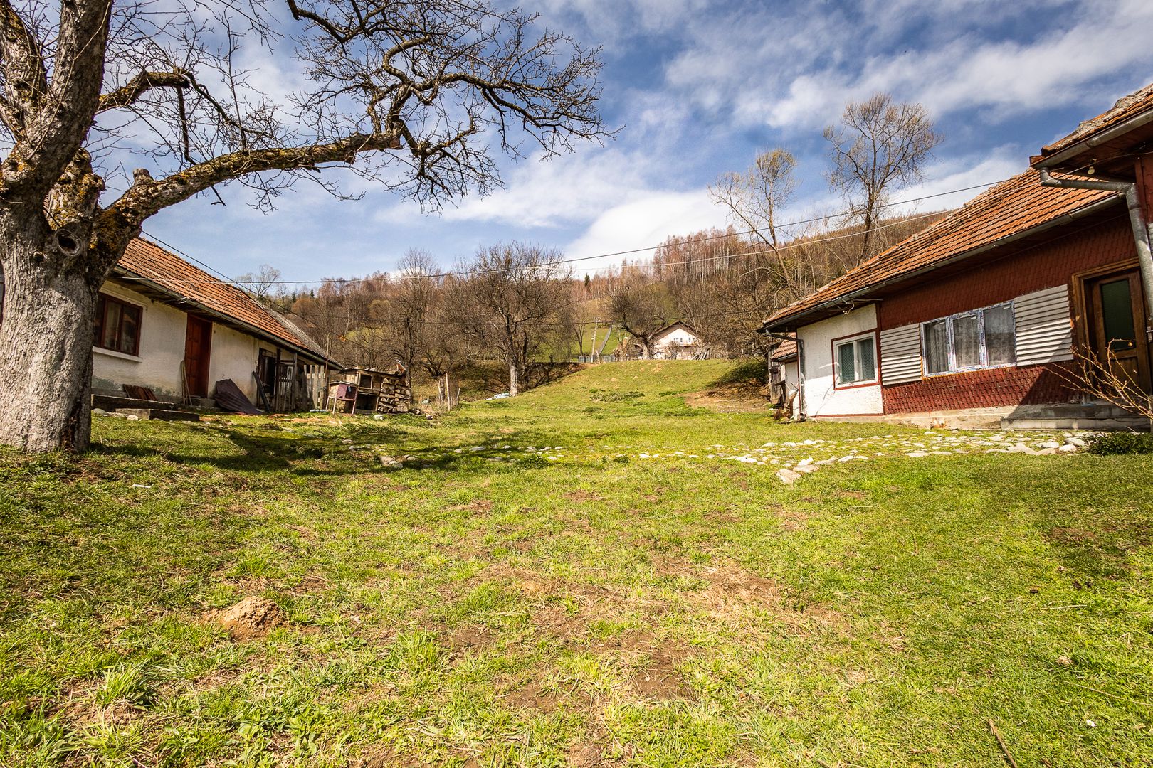 Domeniu de 6.500 mp teren+casa parinteasca,in magia Bucegilor,Moieciu, Brasov. - Poză 4