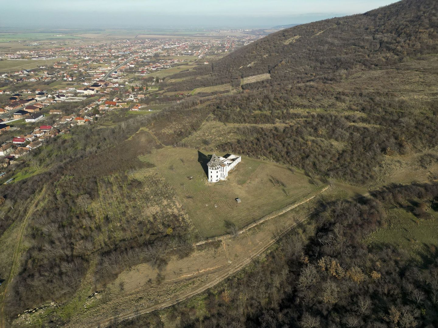 Castel cu vedere panoramică pe dealul Șiriei - Poză 19