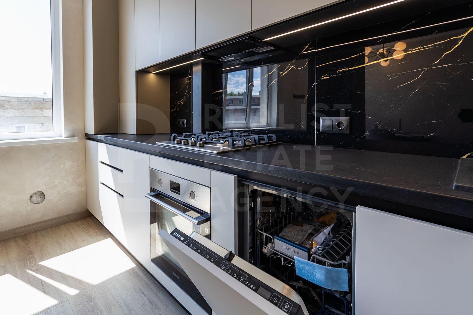 Vânzare, apartament, 2 camere + living, strada Nicola - Poză 2