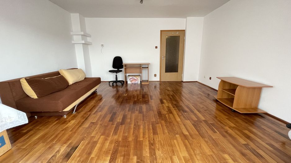 Apartament spatios cu trei camere si garaj - Poză 1