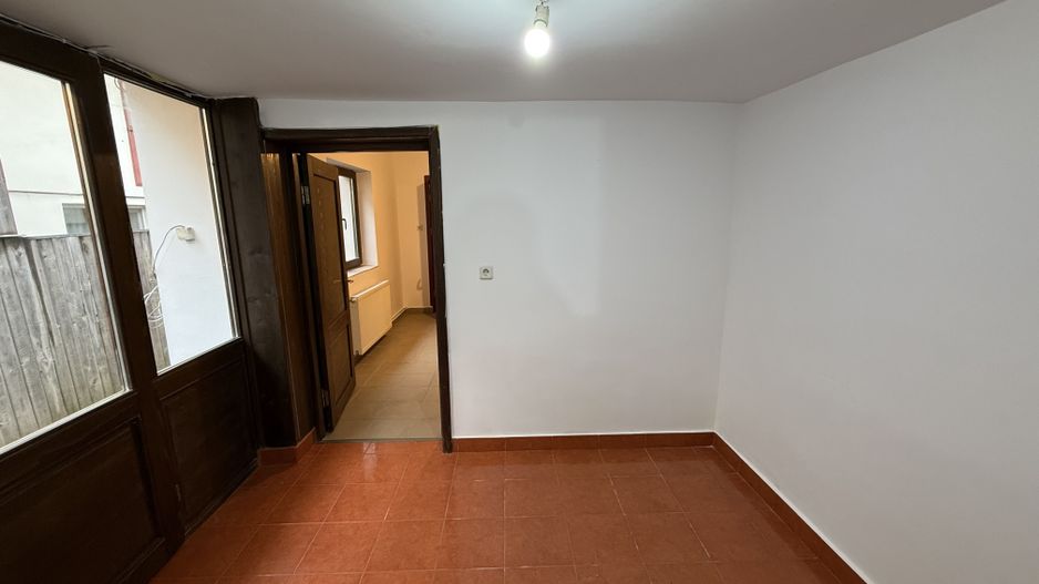 Spațiu de închiriat în Vilă - 2 camere+birou+curte în Campina - Poză 6