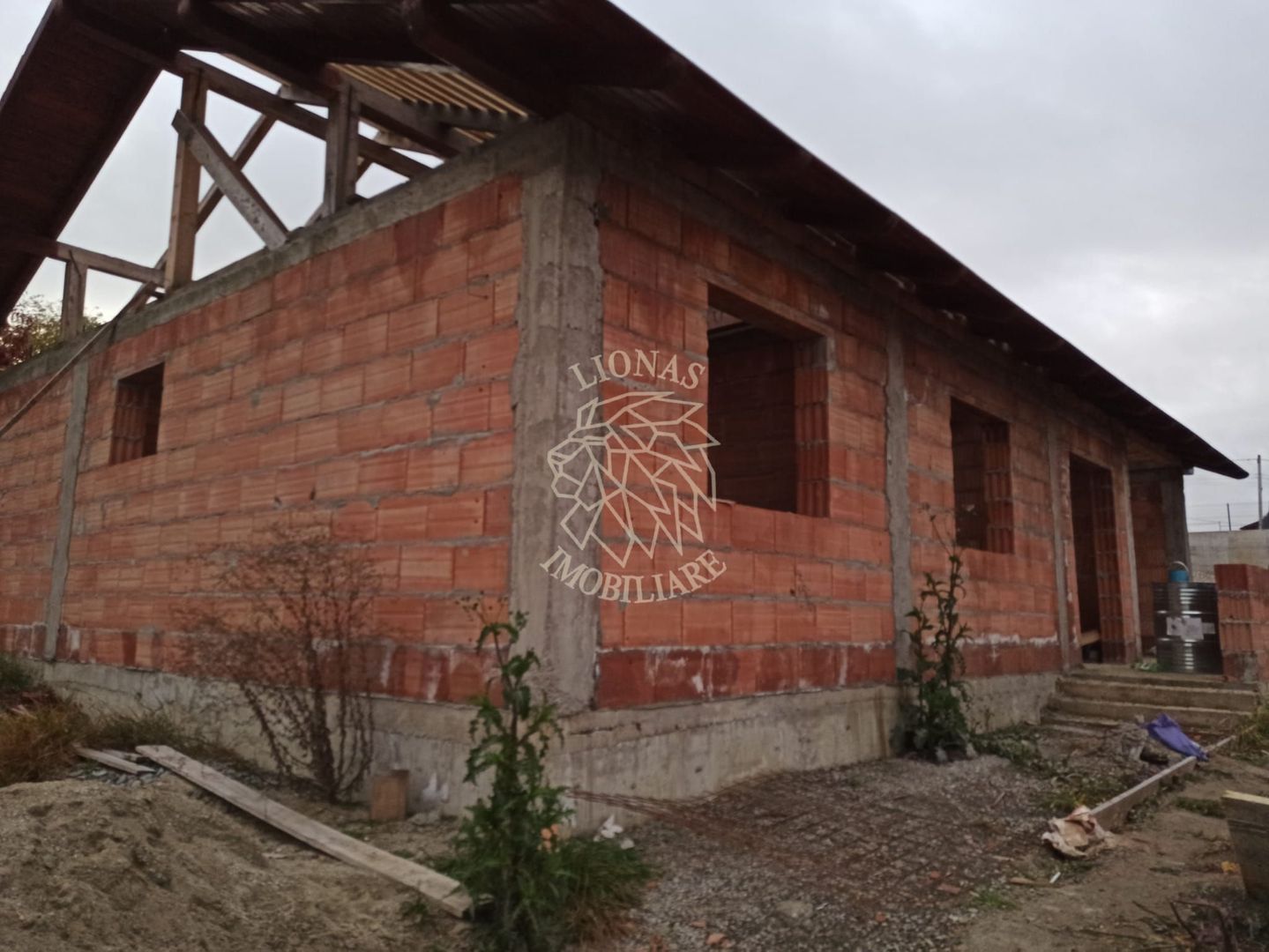 Casa 97 mp-teren 750 mp-tamplarie montata+acoperis-Dealul Jelnei - Poză 2