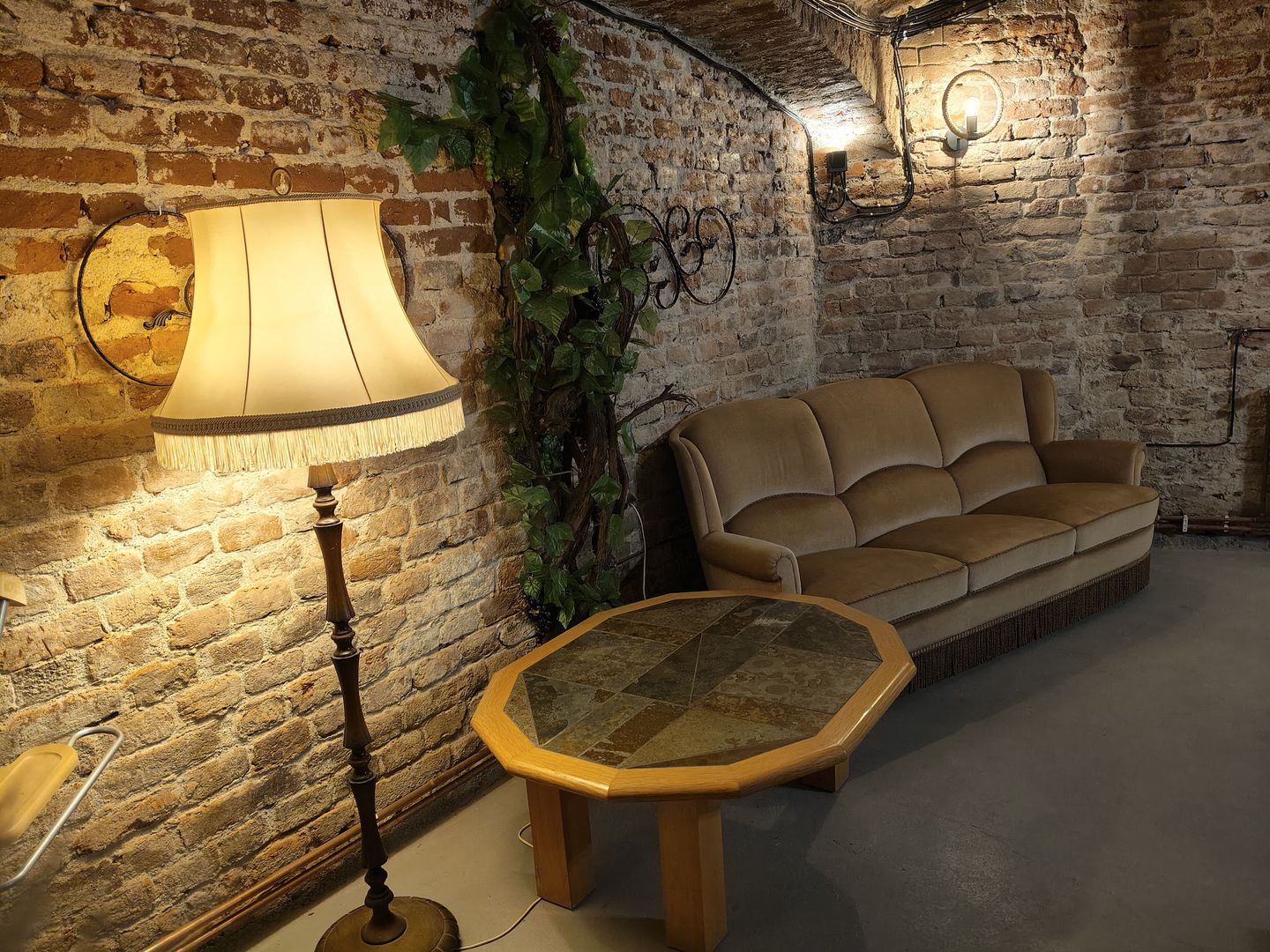 Eleganță subterană - pivniță exclusivistă Arad - Poză 38