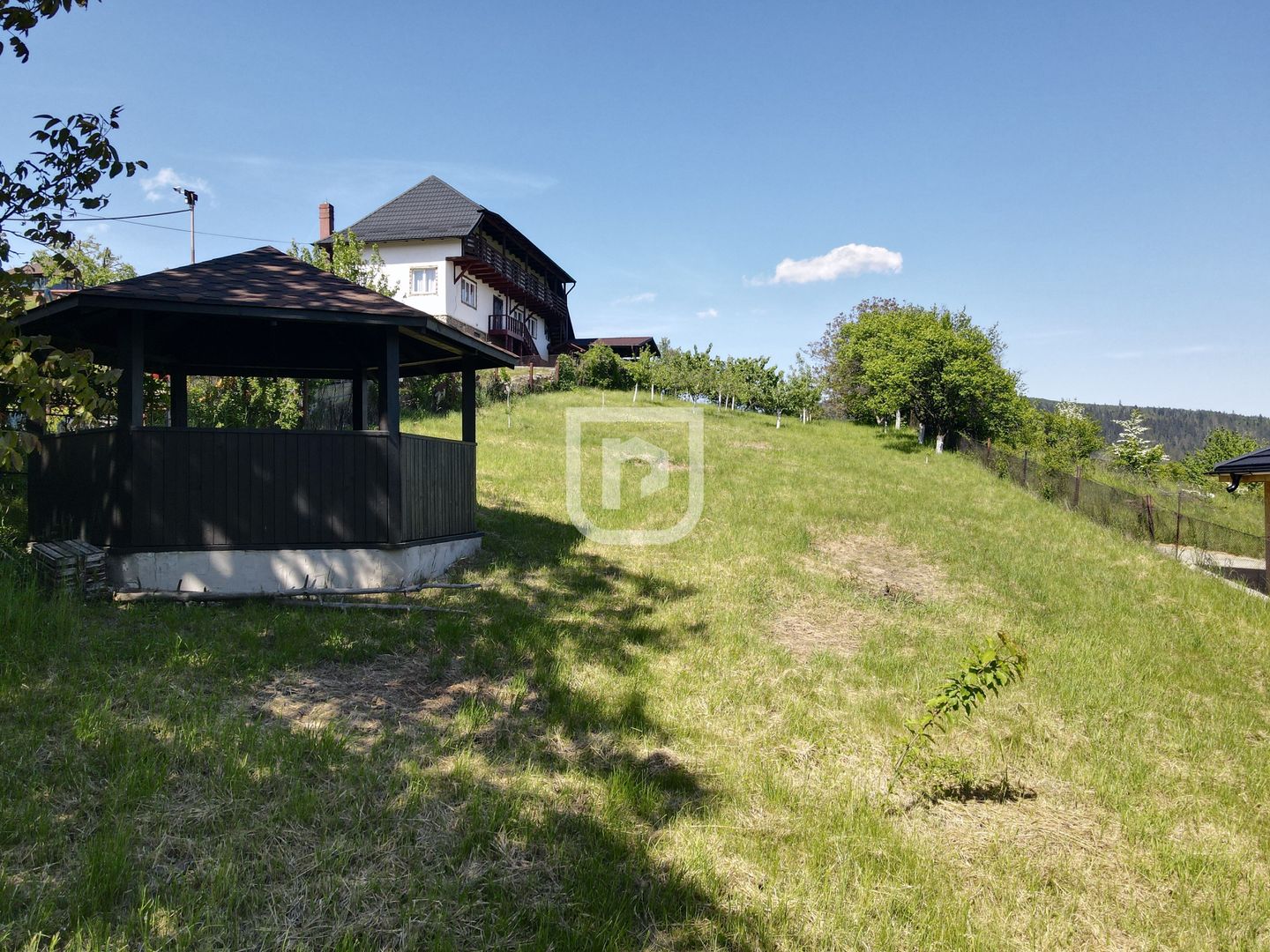 Casa bătrânească cu foișor și teren - Poză 5