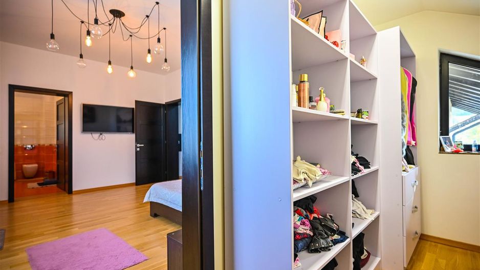Somptuozitate in stil modern, 2 garaje, 3 terase, totul pe 1.000 mp teren - Poză 40