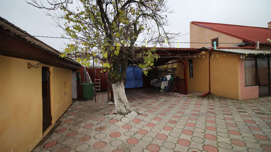 TEREN GENEROS CU CASA - Poză 1