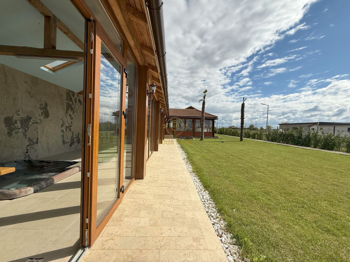 Vila de vanzare in APA-NORD  cu 2 Piscine/Zona de Relaxare/Acces lac - Poză 3