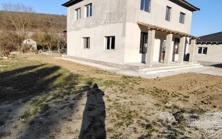 Vilă semifinisată de vânzare str. Remetea 217 mp si 670 mp teren - Poză 1