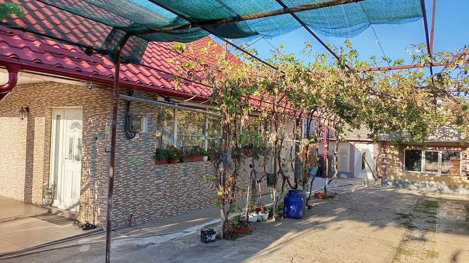 Casă de vânzare în Târgu Frumos, cu anexe și teren generos - Poză 3