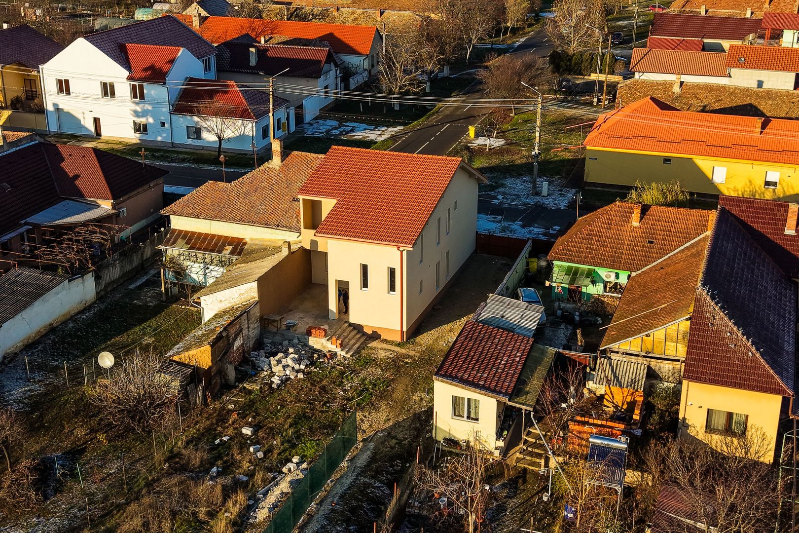 Casă nouă cu etaj semifinalizată, zonă liniștită în Aradul Nou - Poză 1