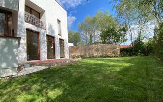 Apartament deosebit cu curte proprie si 2 locuri de parcare - Poză 2