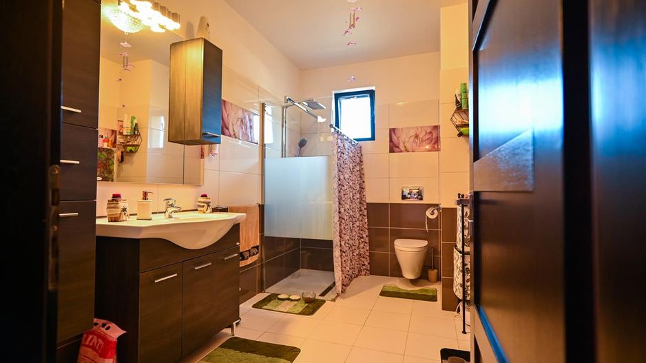 Somptuozitate in stil modern, 2 garaje, 3 terase, totul pe 1.000 mp teren - Poză 27