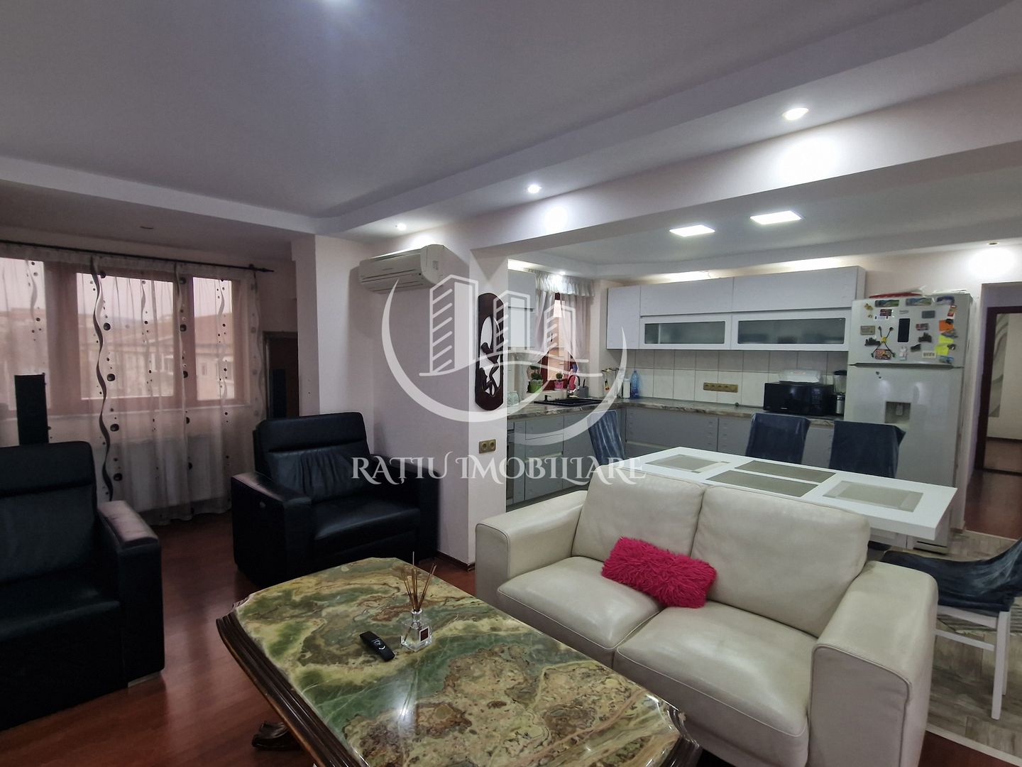 Apartament cu 3 camere | Ascensor | Rogerius | Oradea - Poză 1