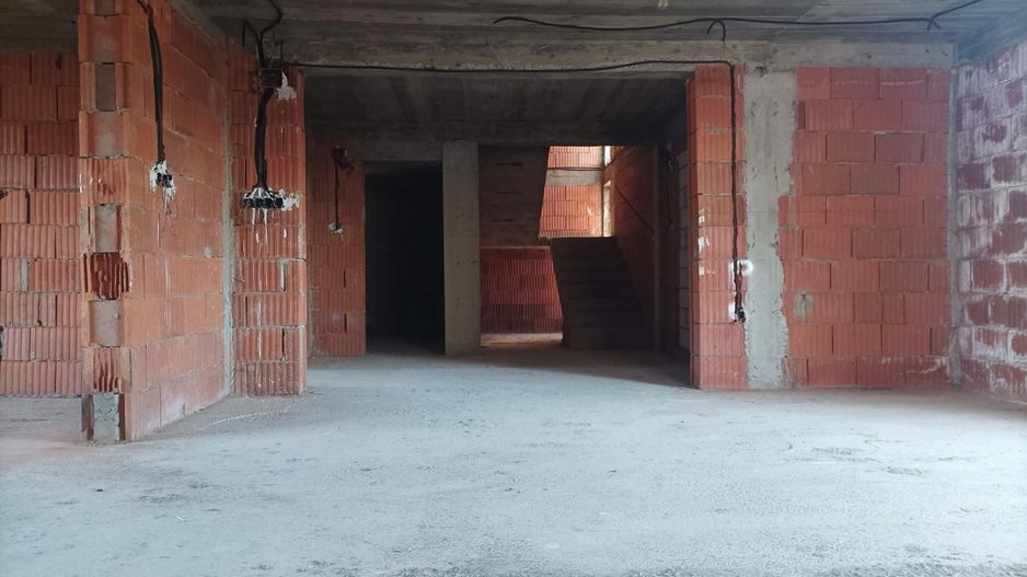 Aproape de oraș! Vânzare casă cu 5 camere în Ulmi! - Poză 10