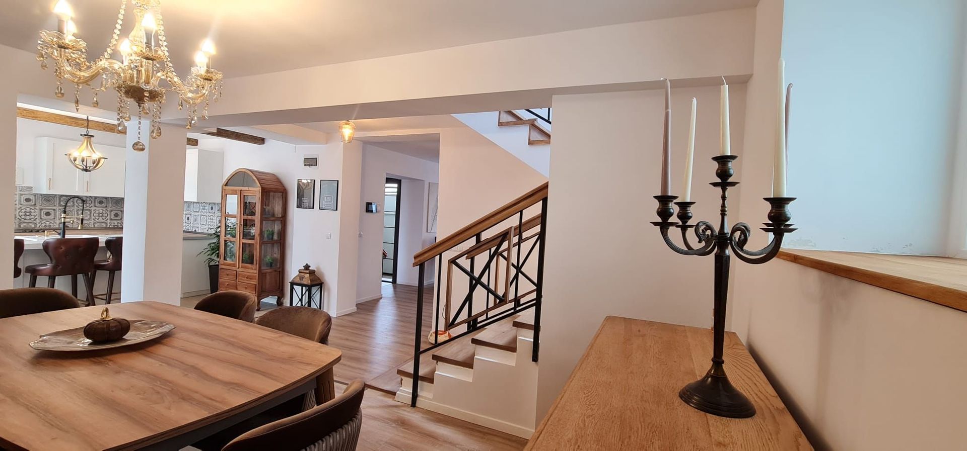 Vila spațioasă și elegantă de vânzare la intrarea în cartierul Turnișo - Poză 1