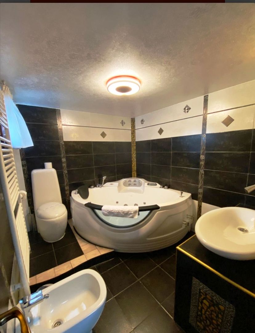 Pensiune cu 18 camere in centrul Brasovului - Poză 4