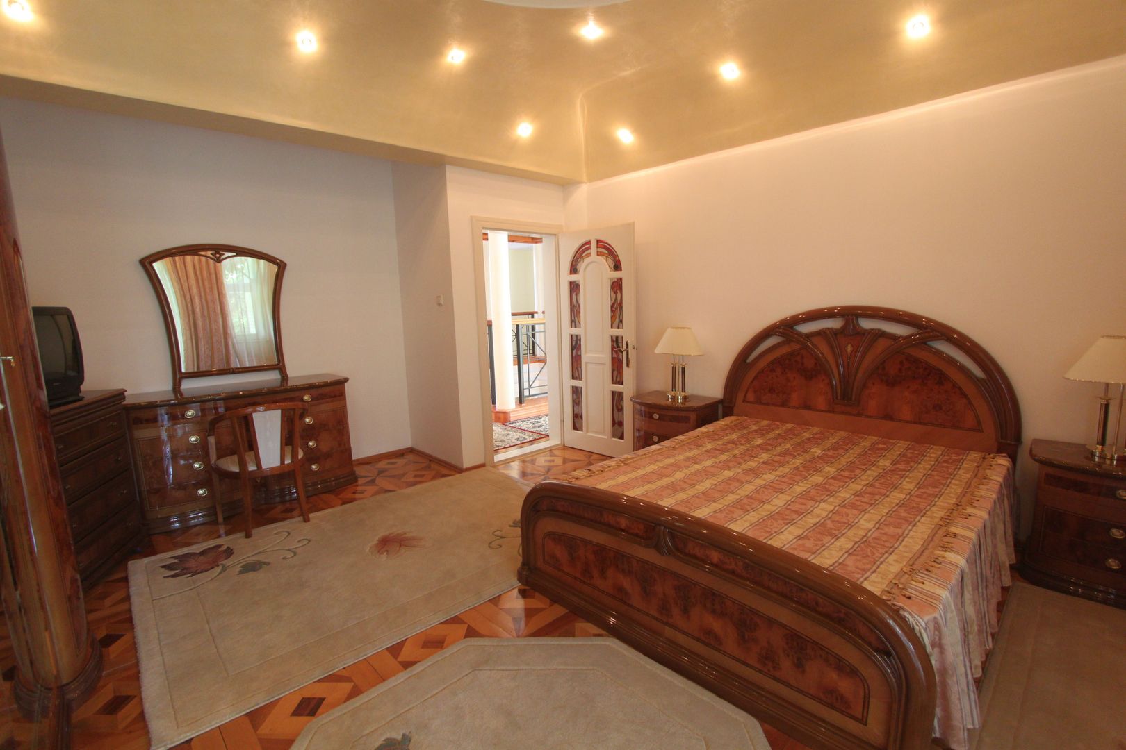 Casă / Vilă cu 8 camere de vânzare în zona Semicentral - Poză 32