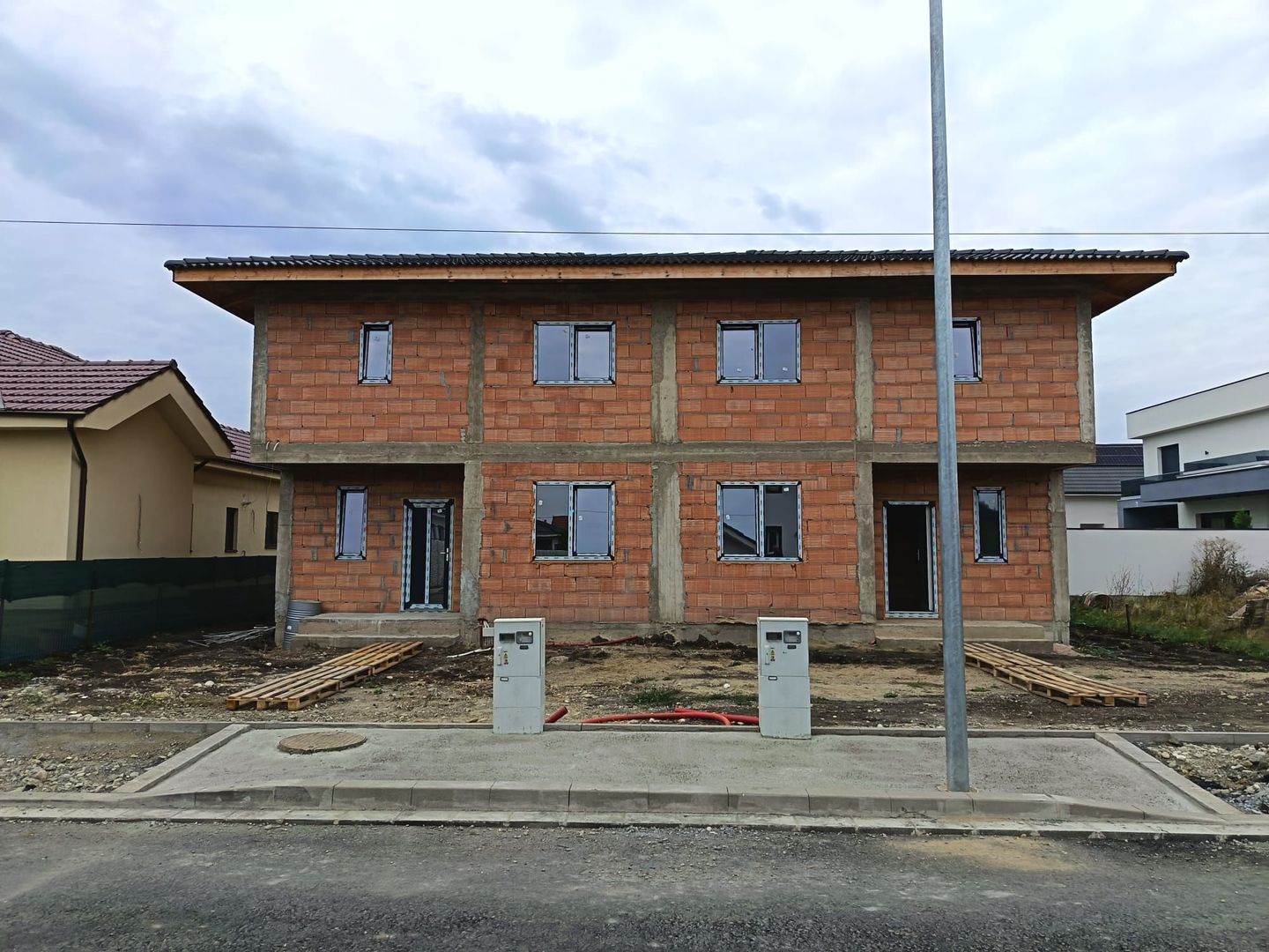 Jumătate de duplex la roșu de vânzare în Giarmata Vii, 129,52 mp utili - Poză 1