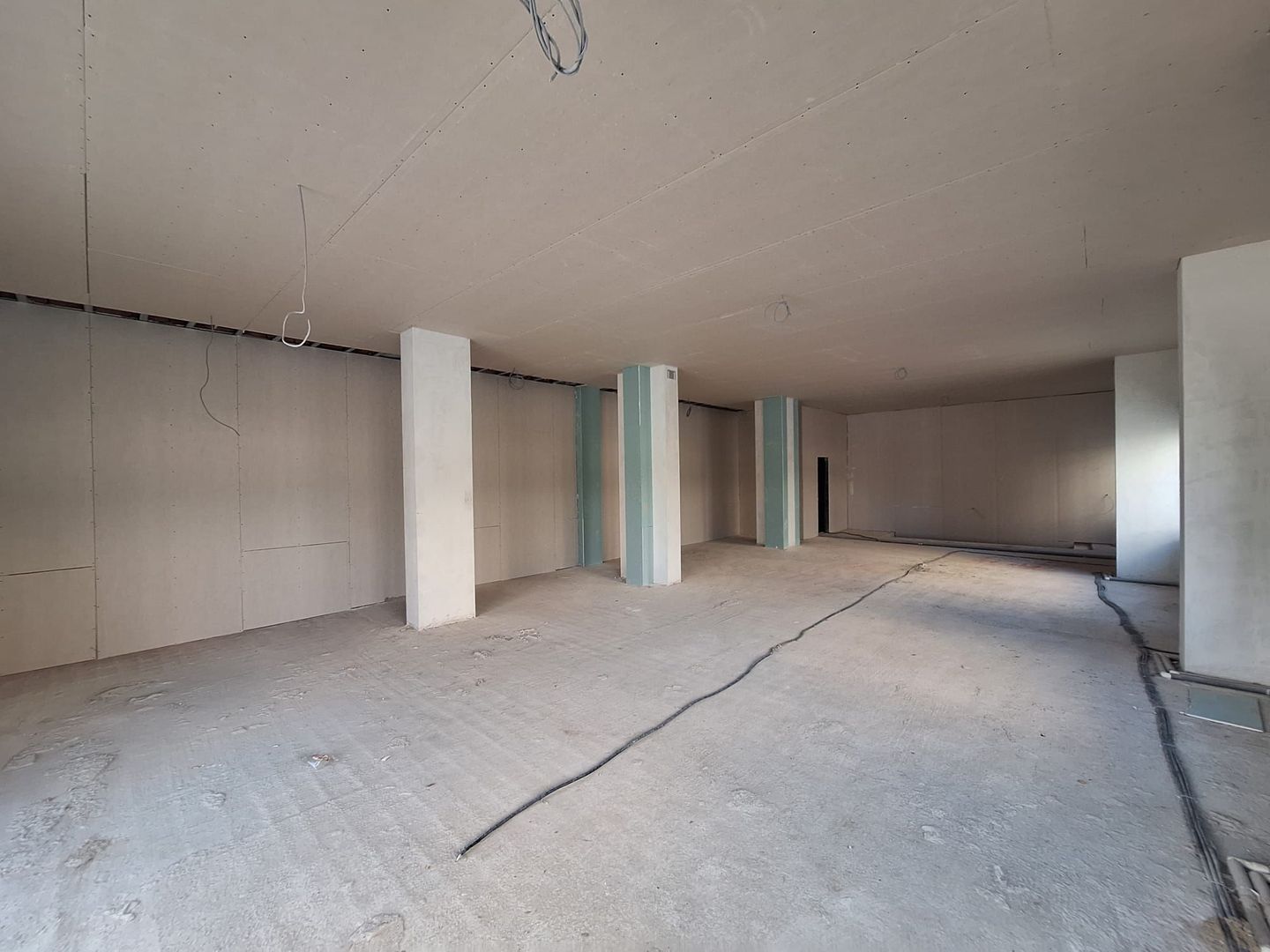 Spatiu Comercial - Bloc Nou - Stradal - 560 mp - 8 parcari - Poză 3