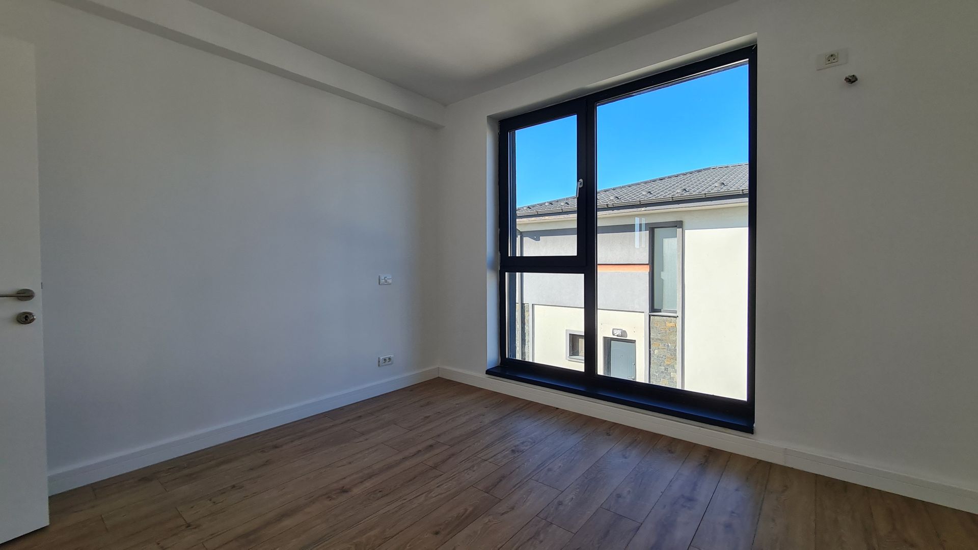 Otopeni str 23 August! Vila 5 camere la calcan pret fara concurenta! - Poză 10