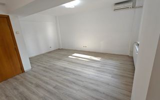 Închiriez apartament 2 camere, nemobilat, ultracentral - Poză 4