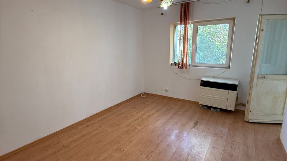 Garsonieră 27 mp cu balcon - etaj 2 - nemobilata -bloc an 1980 - Poză 2