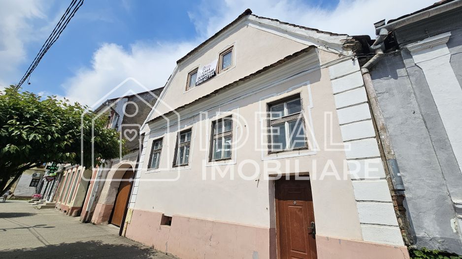 Casă veche, solidă, cu 4 camere, pivniță boltită și 4 băi – zonă centrală - Poză 2