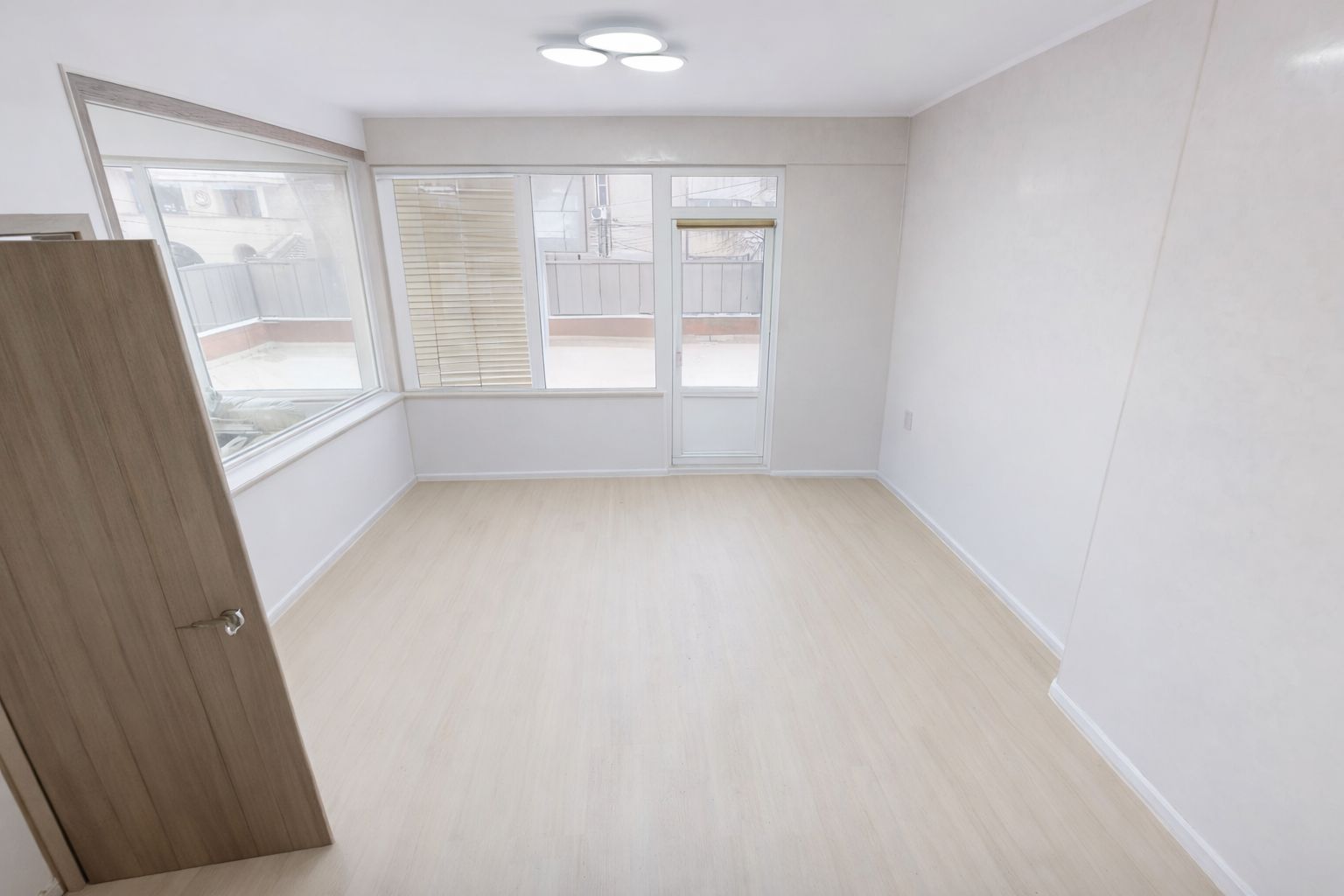 CAPITOL - B-dul. Mamaia - Apartament cu 4 camere si terasa de 80 mp. - Poză 11