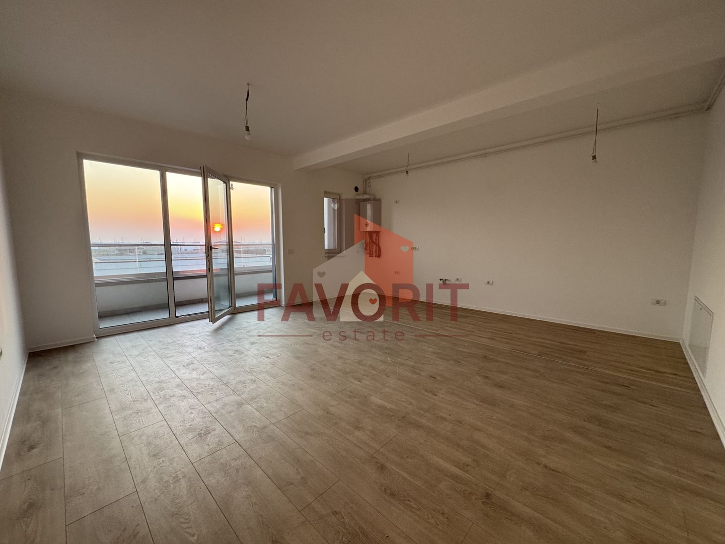 Etaj intermedar.  Decomandat. Cu 2 bai - Poză 1