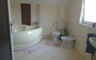 Casa langa Blue Sky cu panouri solare, garaj si terasa mare - Poză 11