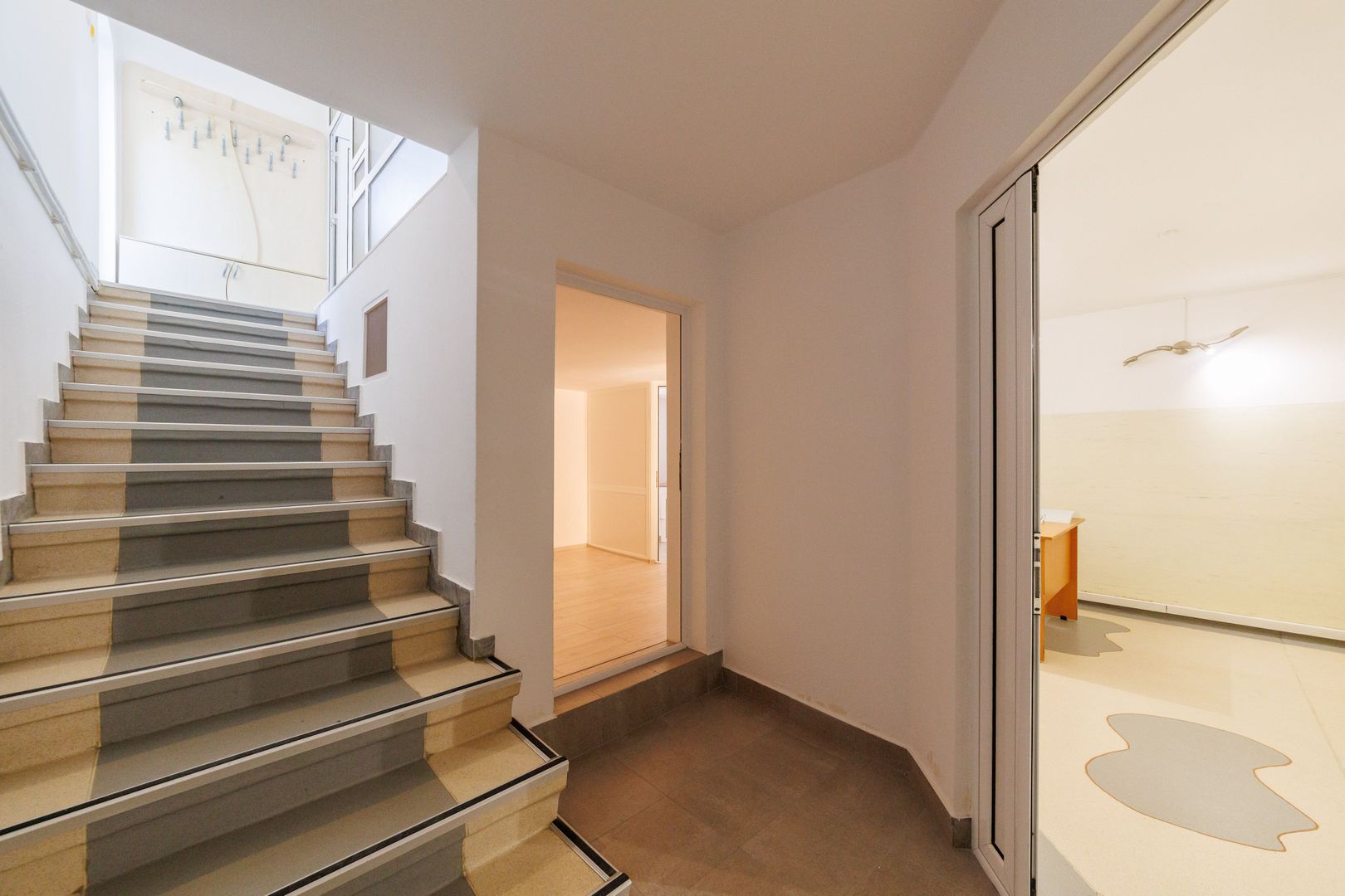 Proprietate multifunctionala | Doua cladiri | 581 mp | Pitesti - Poză 2
