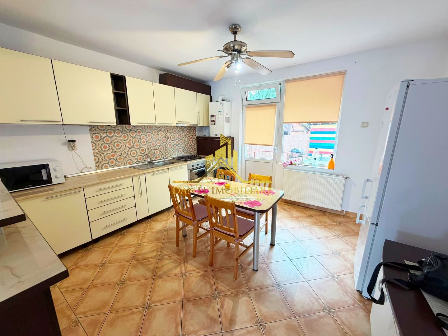 Casa, 4 camere, modern, parcare, curte, balcon, zona Semicentrala - Poză 14