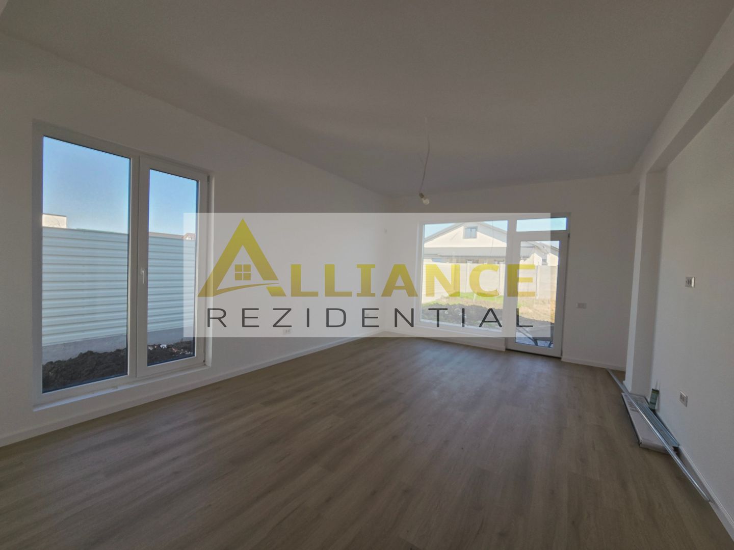 Casa individuala-100m de PENNY-beci-geamuri tripan - Poză 2