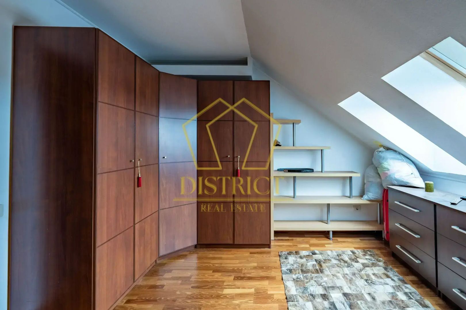 0% COM Apartament cu 3 camere, scara interioara, semineu | Favorit - Poză 9