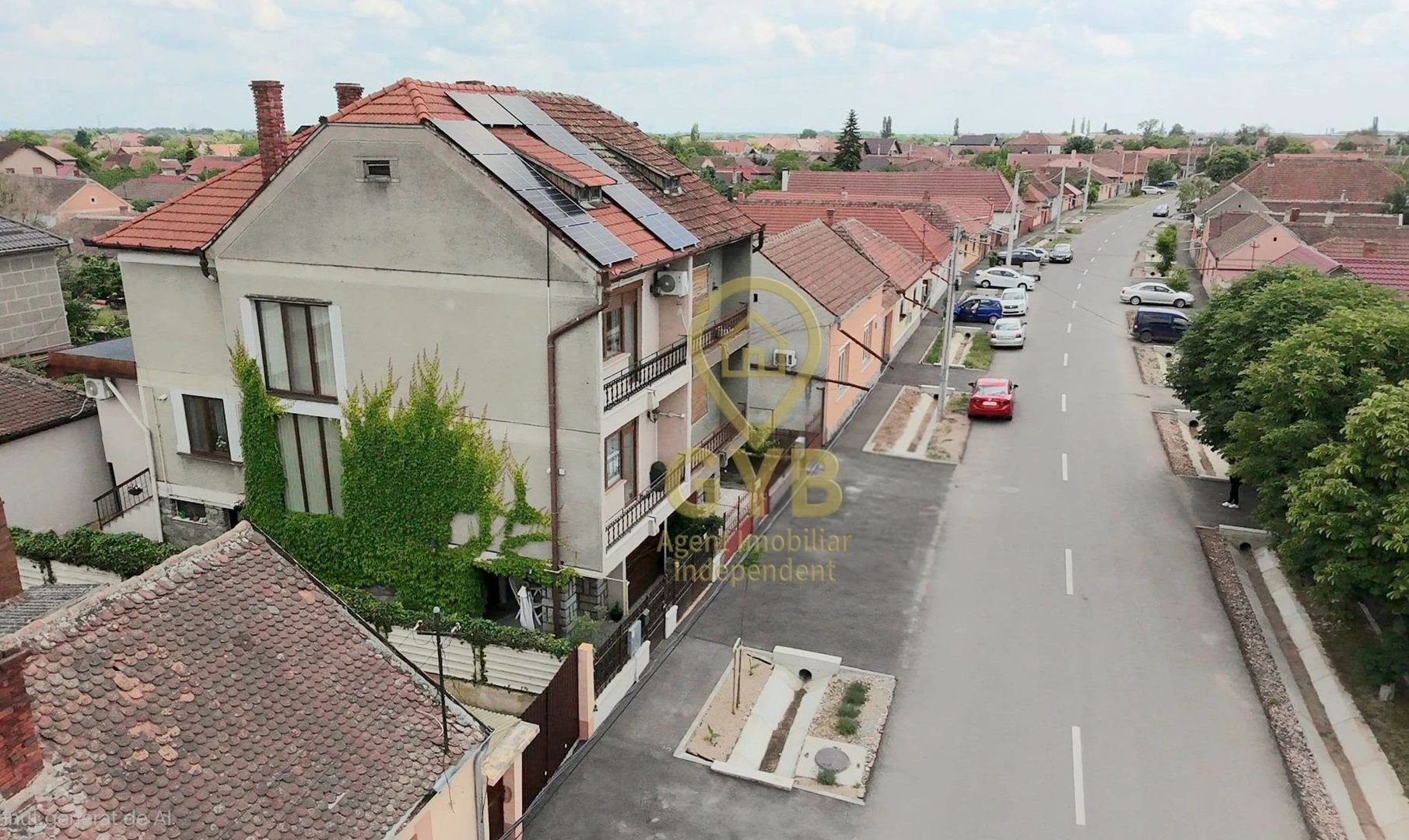 Casă cu garaj și panouri fotovoltaice în centrul orașului Salonta - Poză 1