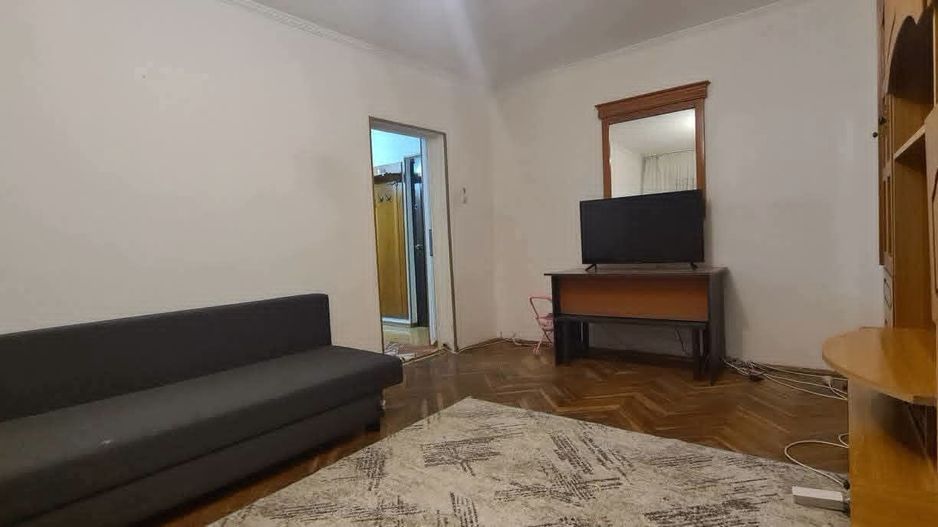 De vanzare apartament cu 2 camere, central, Bloc BR, et. 2, 76.000 euro - Poză 1