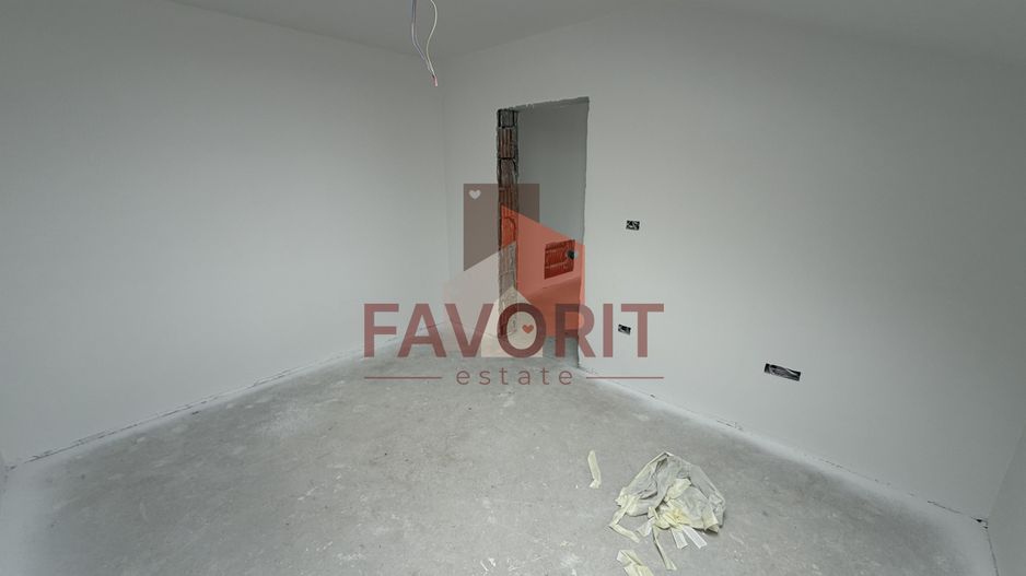 Decomandat. Zona Buziasului. Parcare in curte. - Poză 18