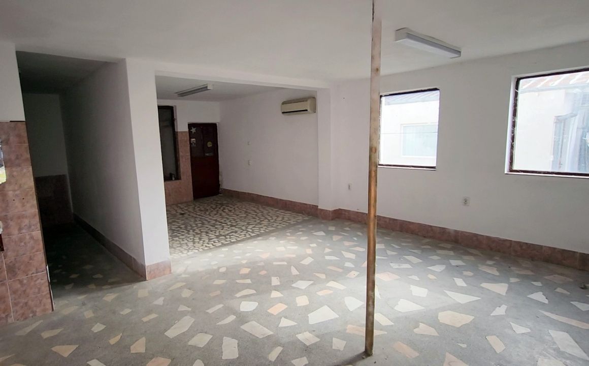 Vila 290mp + 4 spatii comerciale/chiriasi /depozitare, teren 1401 mp, acces DN1 - Poză 17