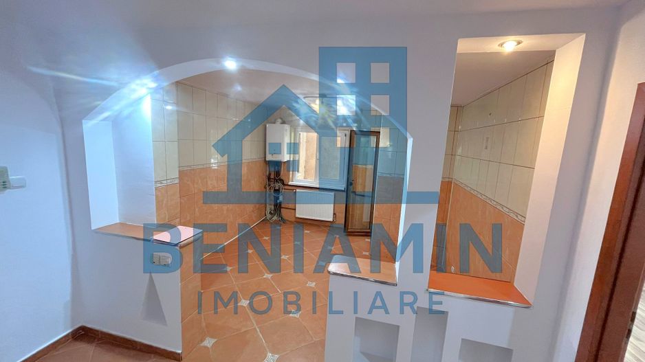 3 camere decomandat la etajul 1 in 1 Mai an 1985 centrala - Poză 1