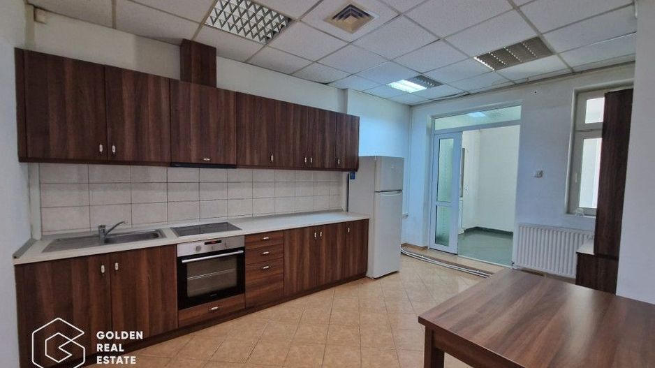 Casa 3 camere, mobilata, zona centrala, loc de parcare in curte - Poză 1