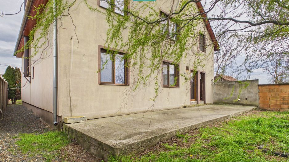 Casă spațioasă în Sântana - Poză 3